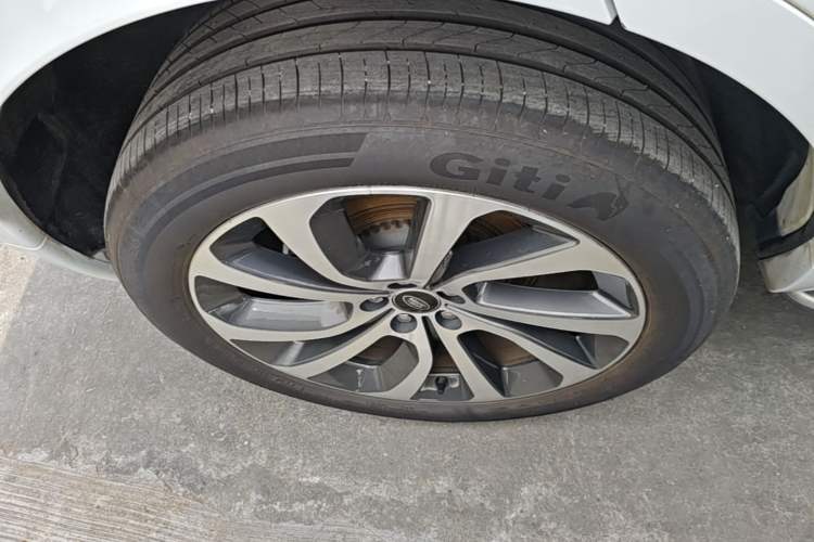 Used Land Rover Discovery Sport 2022 249 PS R-Dynamic S Performance Edition 5 Seats Right Rear Wheel Hub