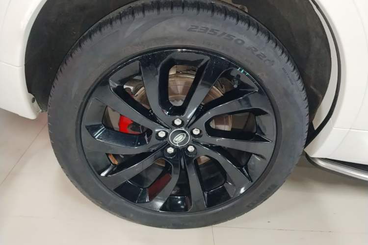 Used Land Rover Discovery Sport 2022 249 PS R-Dynamic S Performance Edition 5 Seats Right Rear Wheel Hub