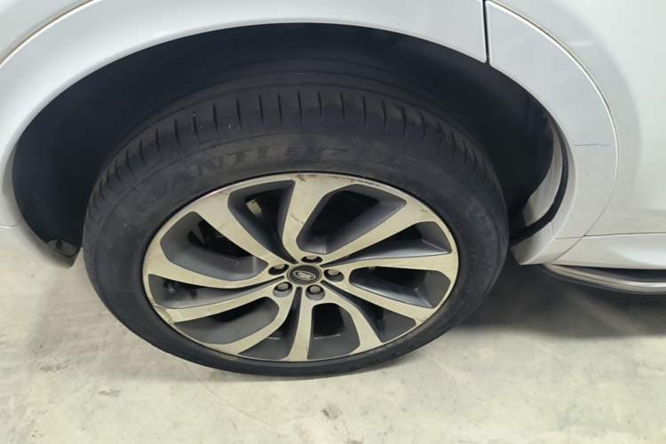Used Land Rover Discovery Sport 2022 249 PS R-Dynamic S Performance Edition 5 Seats Right Rear Wheel Hub
