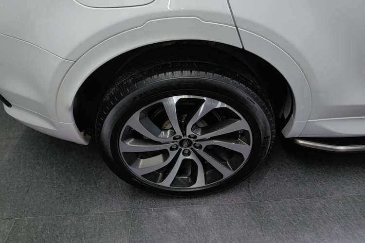 Used Land Rover Discovery Sport 2022 Revised Version 249 PS R-Dynamic S Performance Edition 5 Seats Right Rear Wheel Hub