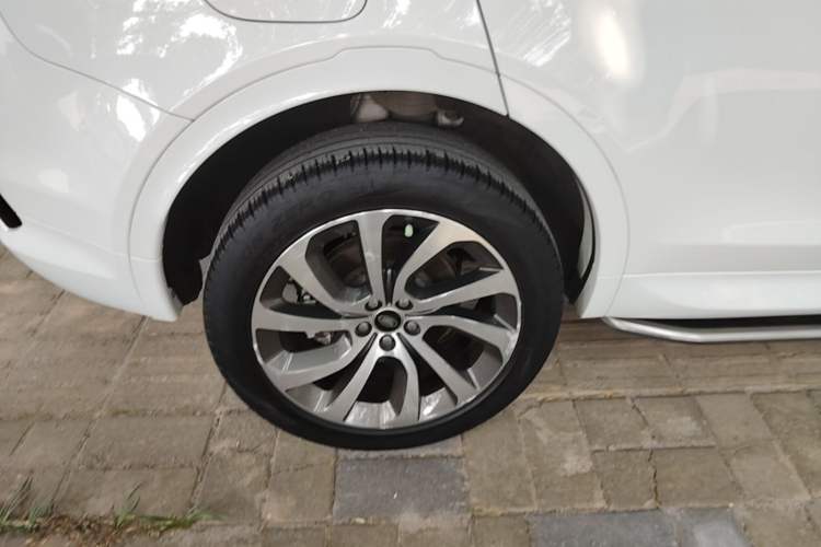 Used Land Rover Discovery Sport 2022 249 PS R-Dynamic S Performance Edition 5 Seats Right Rear Wheel Hub