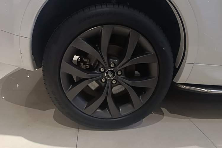 Used Land Rover Discovery Sport 2022 249 PS R-Dynamic S Performance Edition 5 Seats Right Rear Wheel Hub