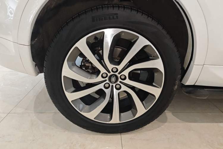 Used Land Rover Discovery Sport 2022 Revised Version 249 PS R-Dynamic S Performance Edition 5 Seats Right Rear Wheel Hub