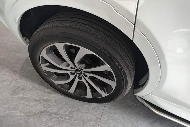 Used Land Rover Discovery Sport 2022 249 PS R-Dynamic S Performance Edition 5 Seats Right Rear Wheel Hub