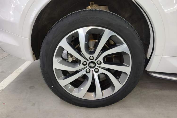 Used Land Rover Discovery Sport 2022 249 PS R-Dynamic S Performance Edition 5 Seats Right Rear Wheel Hub