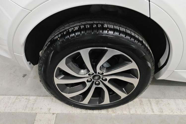 Used Land Rover Discovery Sport 2022 Revised Version 249 PS R-Dynamic S Performance Edition 5 Seats Right Rear Wheel Hub