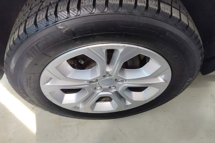 Used Land Rover Discovery Sport 2022 200 PS Family Edition 5 Seats Right Rear Wheel Hub