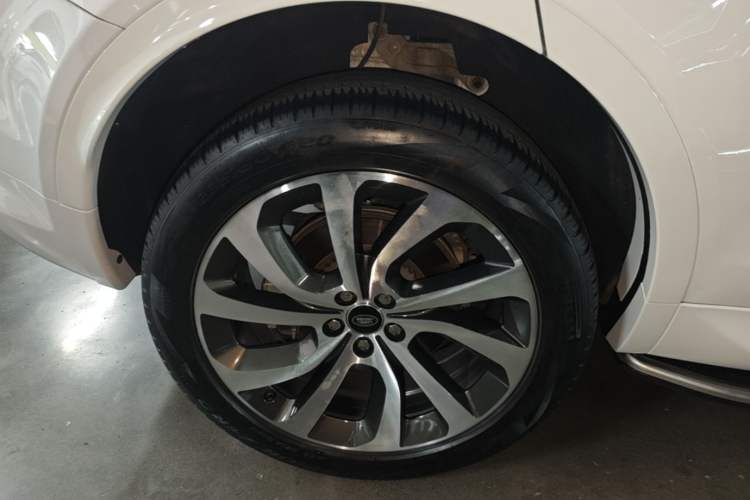 Used Land Rover Discovery Sport 2022 249 PS R-Dynamic S Performance Edition 5 Seats Right Rear Wheel Hub