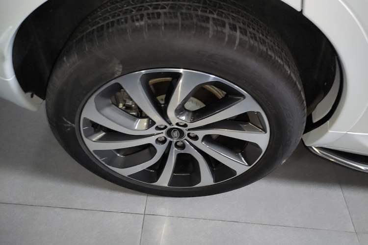 Used Land Rover Discovery Sport 2022 249 PS R-Dynamic S Performance Edition 5 Seats Right Rear Wheel Hub