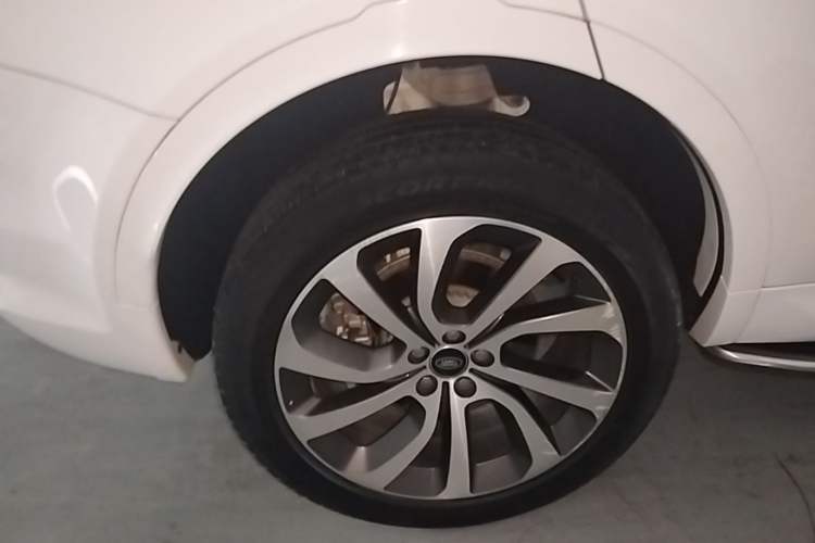 Used Land Rover Discovery Sport 2022 Revised Version 249 PS R-Dynamic S Performance Edition 5 Seats Right Rear Wheel Hub