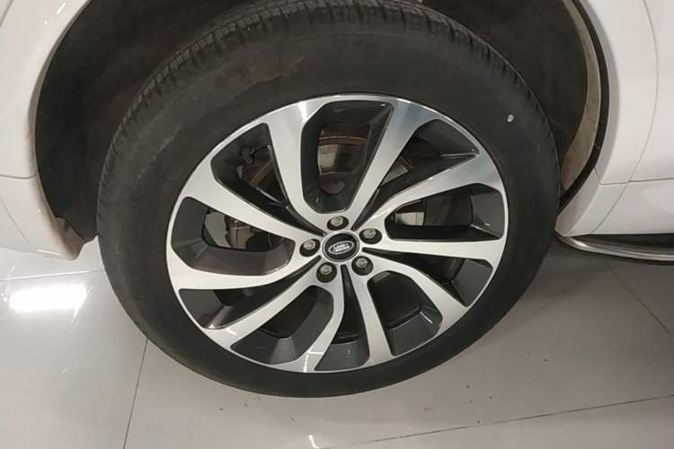 Used Land Rover Discovery Sport 2022 249 PS R-Dynamic SE Performance Tech Edition 5 Seats Right Rear Wheel Hub