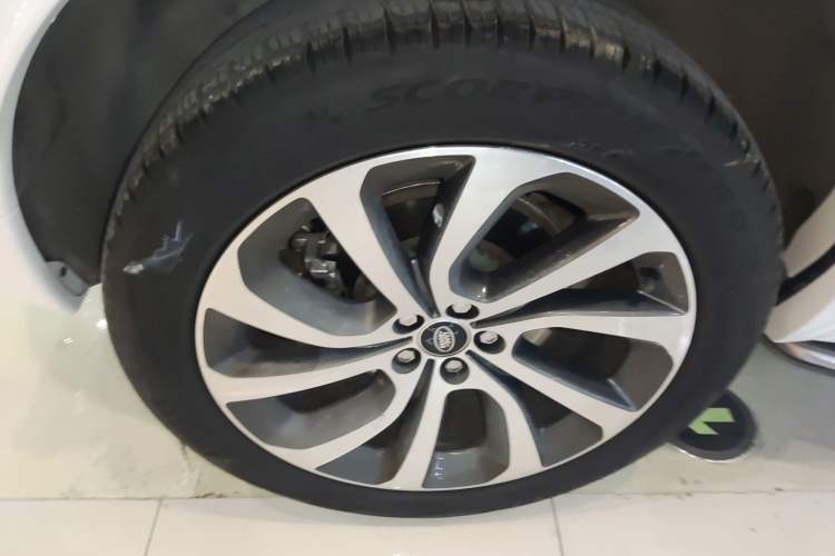 Used Land Rover Discovery Sport 2022 Revised Version 249 PS R-Dynamic S Performance Edition 5 Seats Right Rear Wheel Hub