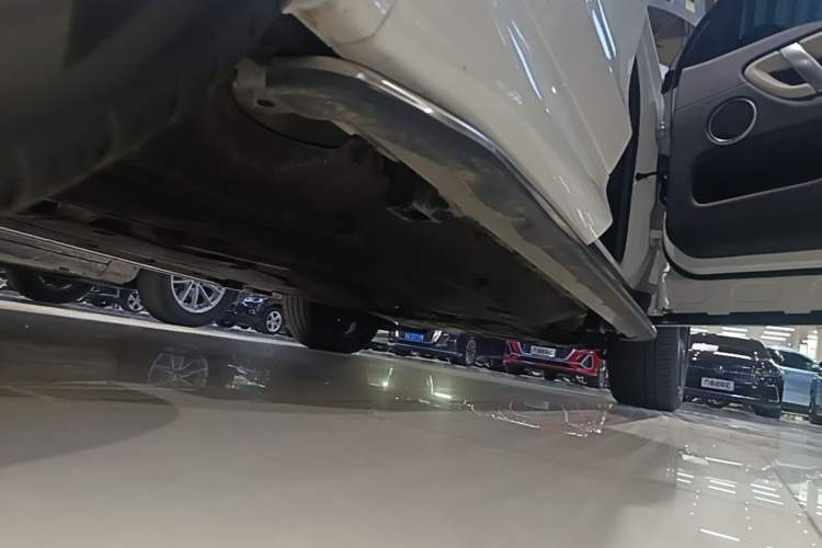 Used Land Rover Discovery Sport 2022 249 PS R-Dynamic S Performance Edition 5 Seats Right Side Sill