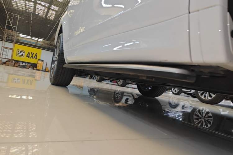 Used Land Rover Discovery Sport 2022 Revised Version 249 PS R-Dynamic S Performance Edition 5 Seats Right Side Sill