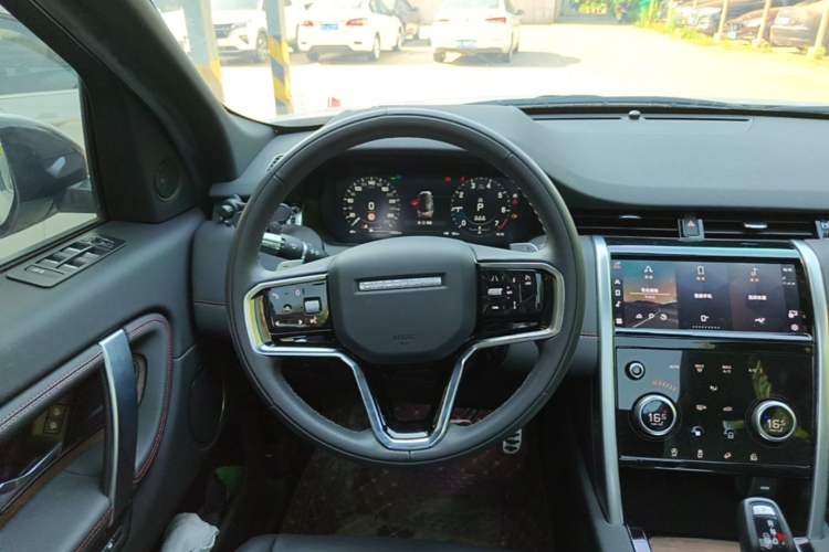 Used Land Rover Discovery Sport 2022 249 PS R-Dynamic SE Performance Tech Edition 5 Seats Steering Wheel