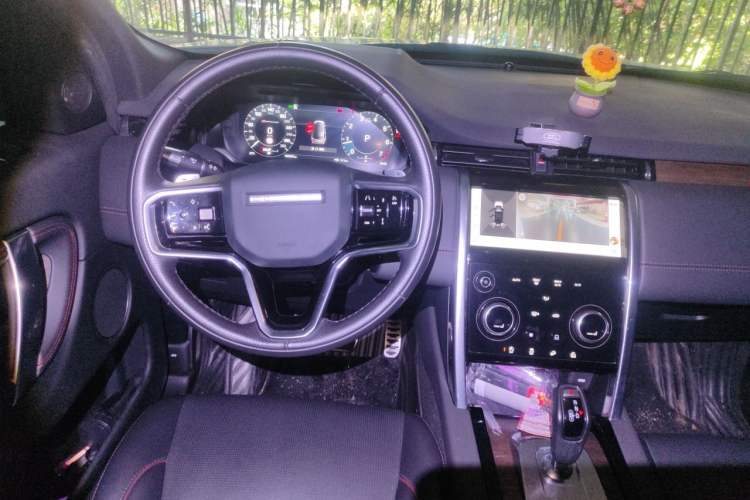 Used Land Rover Discovery Sport 2022 Revised Version 249 PS R-Dynamic S Performance Edition 5 Seats Steering Wheel