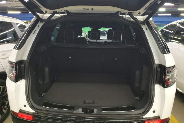 Used Land Rover Discovery Sport 2022 Revised Version 249 PS R-Dynamic S Performance Edition 5 Seats Trunk