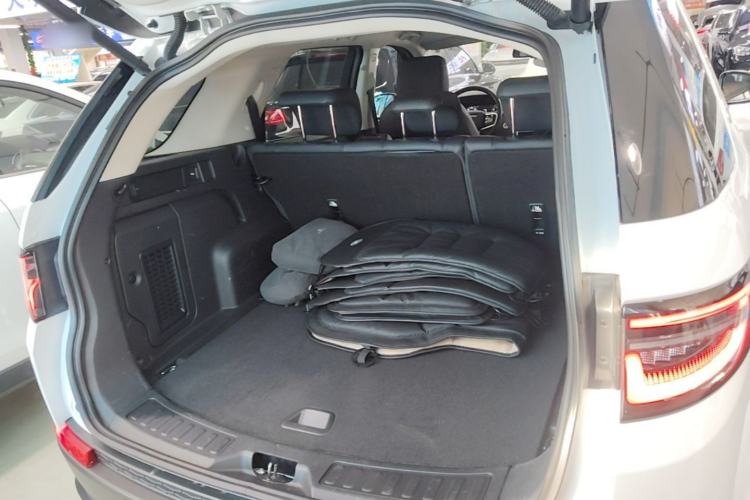 Used Land Rover Discovery Sport 2022 200 PS Family Edition 5 Seats Trunk