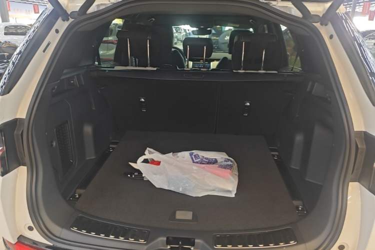 Used Land Rover Discovery Sport 2022 Revised Version 249 PS R-Dynamic S Performance Edition 5 Seats Trunk