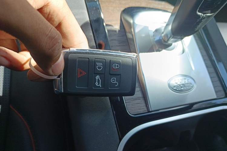 Used Land Rover Discovery Sport 2022 249 PS R-Dynamic S Performance Edition 5 Seats Vehicle Key