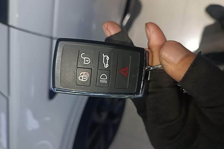 Used Land Rover Discovery Sport 2022 249 PS R-Dynamic S Performance Edition 5 Seats Vehicle Key