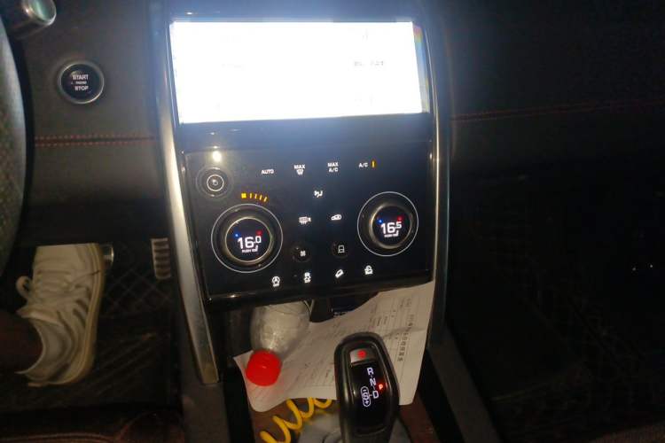 Used Land Rover Discovery Sport 2023 249 PS R-Dynamic SE Performance Tech Edition Audio And AC Panel