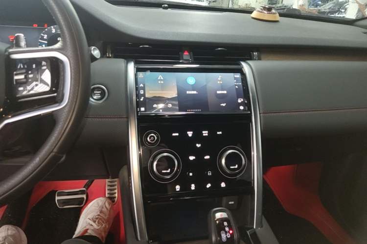 Used Land Rover Discovery Sport 2023 249 PS R-Dynamic SE Performance Tech Edition Audio And AC Panel