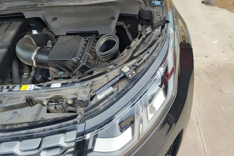 Used Land Rover Discovery Sport 2023 249 PS R-Dynamic SE Performance Tech Edition Engine Bay Left
