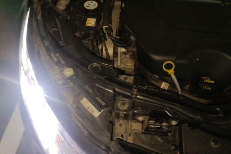Used Land Rover Discovery Sport 2023 249 PS R-Dynamic SE Performance Tech Edition Engine Bay Right