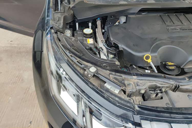 Used Land Rover Discovery Sport 2023 249 PS R-Dynamic SE Performance Tech Edition Engine Bay Right