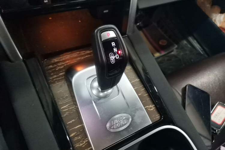 Used Land Rover Discovery Sport 2023 249 PS R-Dynamic S Performance Edition Gear Lever
