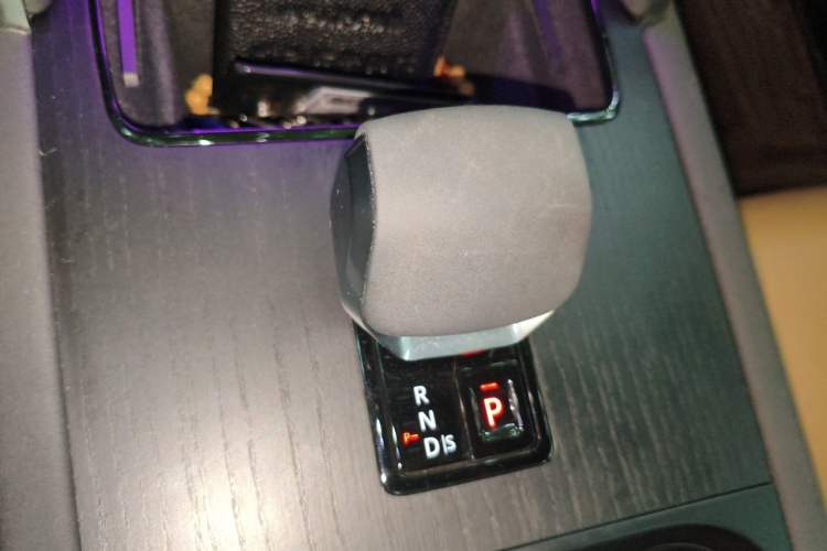 Used Land Rover Discovery Sport 2023 249 PS R-Dynamic SE Performance Tech Edition Gear Lever