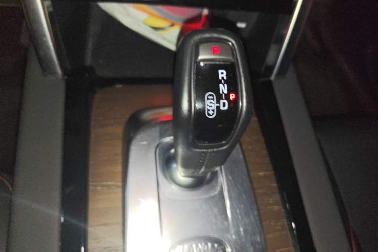 Used Land Rover Discovery Sport 2023 249 PS R-Dynamic S Performance Edition Gear Lever