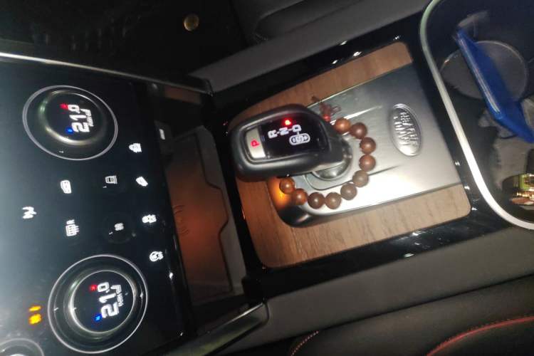 Used Land Rover Discovery Sport 2023 249 PS R-Dynamic SE Performance Tech Edition Gear Lever