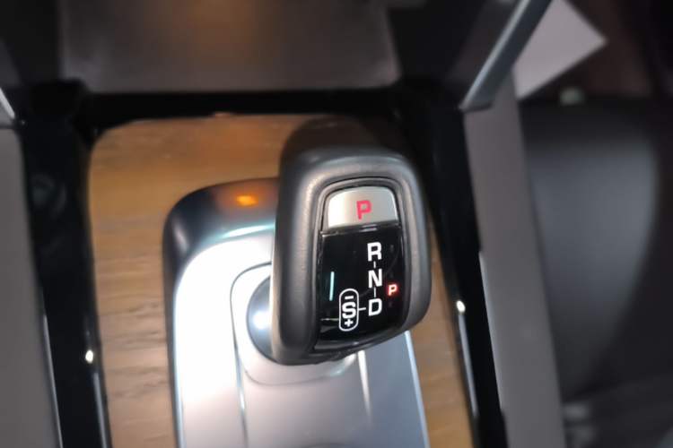 Used Land Rover Discovery Sport 2023 249 PS R-Dynamic S Performance Edition Gear Lever