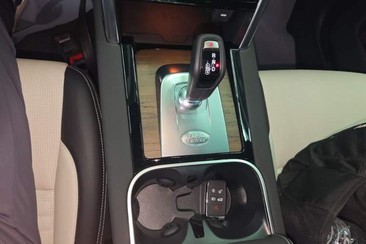 Used Land Rover Discovery Sport 2023 249 PS R-Dynamic SE Performance Tech Edition Gear Lever