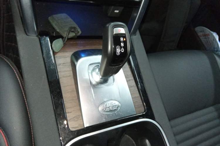 Used Land Rover Discovery Sport 2023 249 PS R-Dynamic S Performance Edition Gear Lever