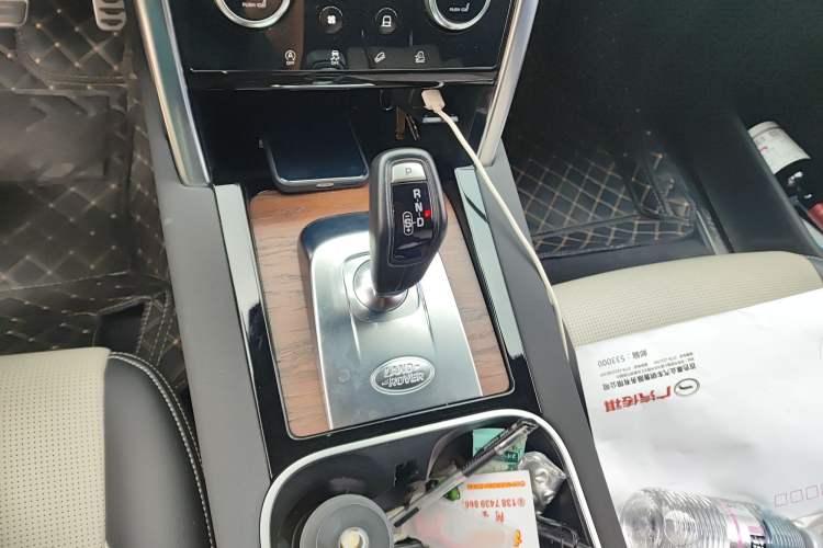 Used Land Rover Discovery Sport 2023 249 PS R-Dynamic SE Performance Tech Edition Gear Lever