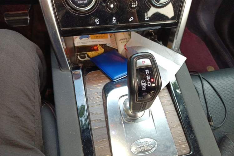 Used Land Rover Discovery Sport 2023 249 PS R-Dynamic S Performance Edition Gear Lever