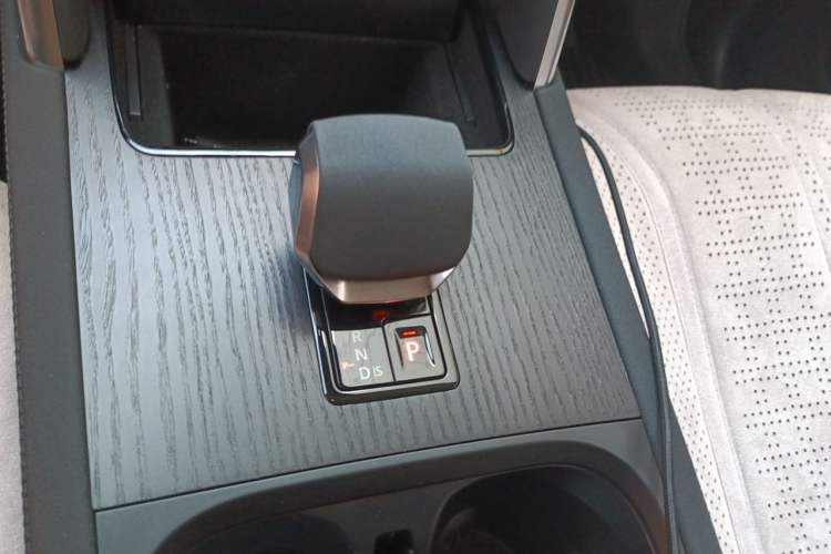 Used Land Rover Discovery Sport 2023 249 PS R-Dynamic S Performance Edition Gear Lever