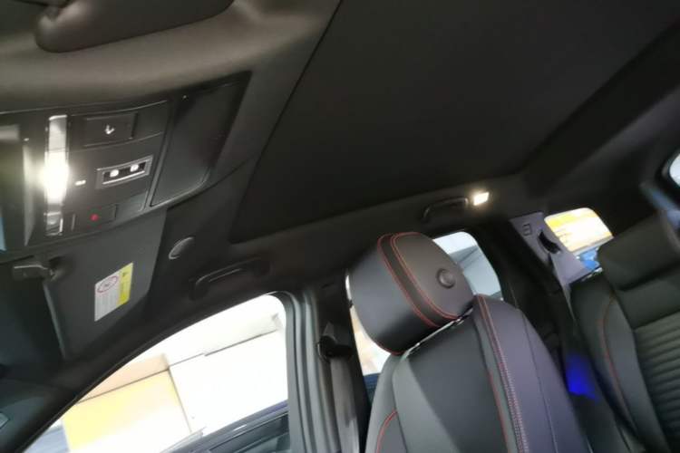 Used Land Rover Discovery Sport 2023 249 PS R-Dynamic SE Performance Tech Edition Headliner
