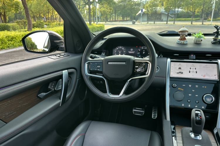 Used Land Rover Discovery Sport 2023 249 PS R-Dynamic S Performance Edition Interior 10