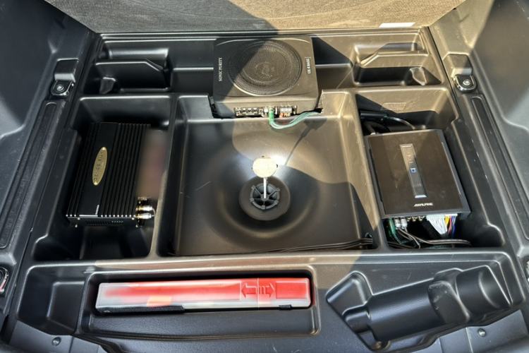 Used Land Rover Discovery Sport 2023 249 PS R-Dynamic S Performance Edition Interior 12