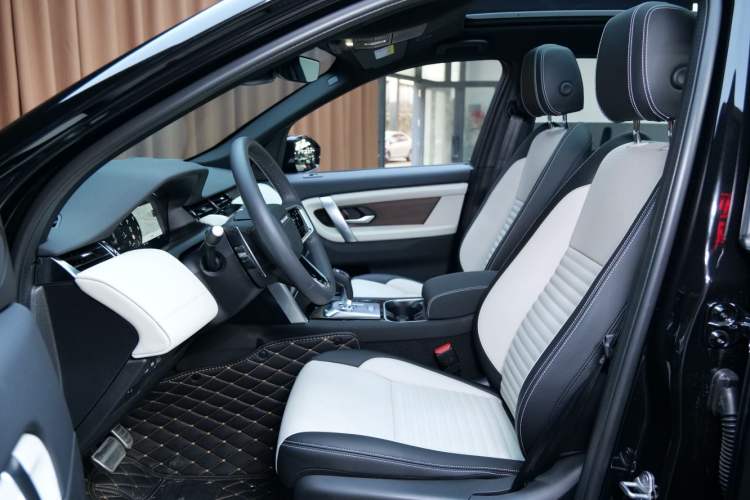 Used Land Rover Discovery Sport 2023 249 PS R-Dynamic SE Performance Tech Edition Interior 4
