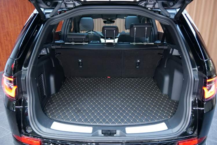 Used Land Rover Discovery Sport 2023 249 PS R-Dynamic SE Performance Tech Edition Interior 5