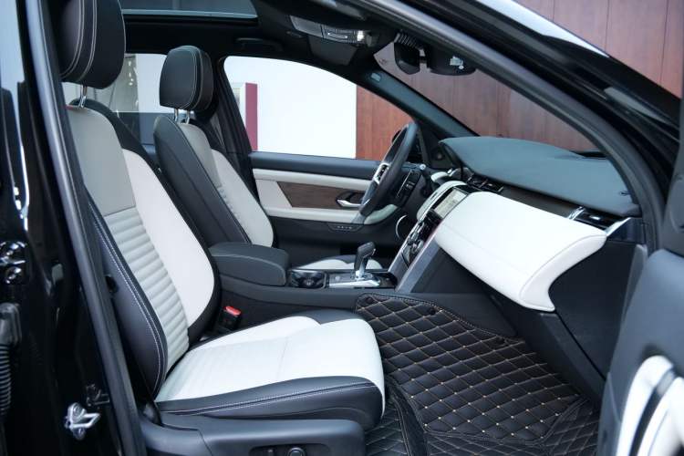 Used Land Rover Discovery Sport 2023 249 PS R-Dynamic SE Performance Tech Edition Interior 6