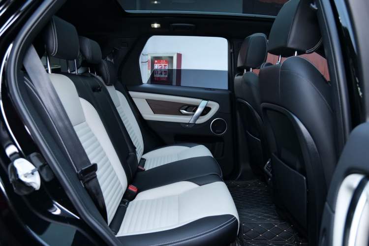 Used Land Rover Discovery Sport 2023 249 PS R-Dynamic SE Performance Tech Edition Interior 7