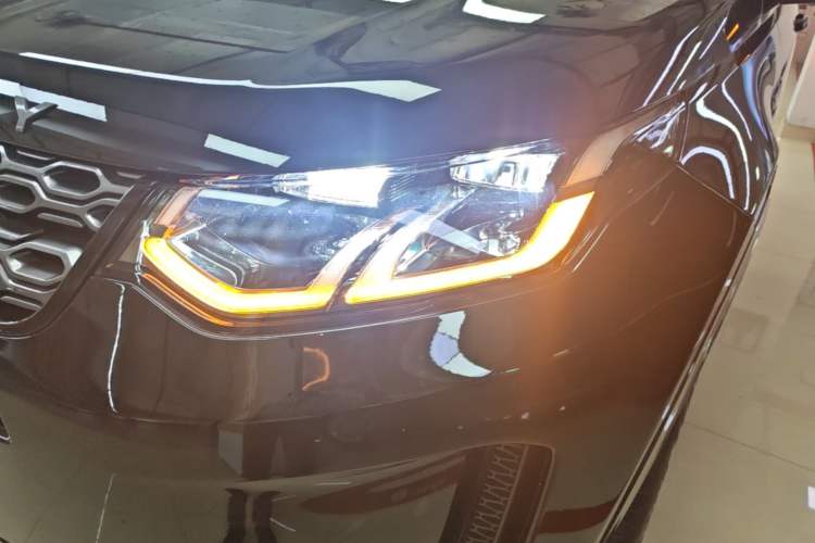 Used Land Rover Discovery Sport 2023 249 PS R-Dynamic SE Performance Tech Edition Left Front Headlight