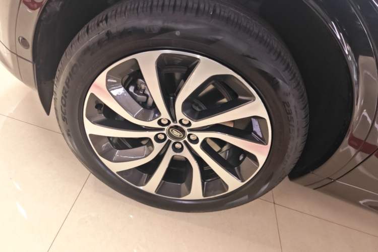 Used Land Rover Discovery Sport 2023 249 PS R-Dynamic SE Performance Tech Edition Left Front Wheel Hub