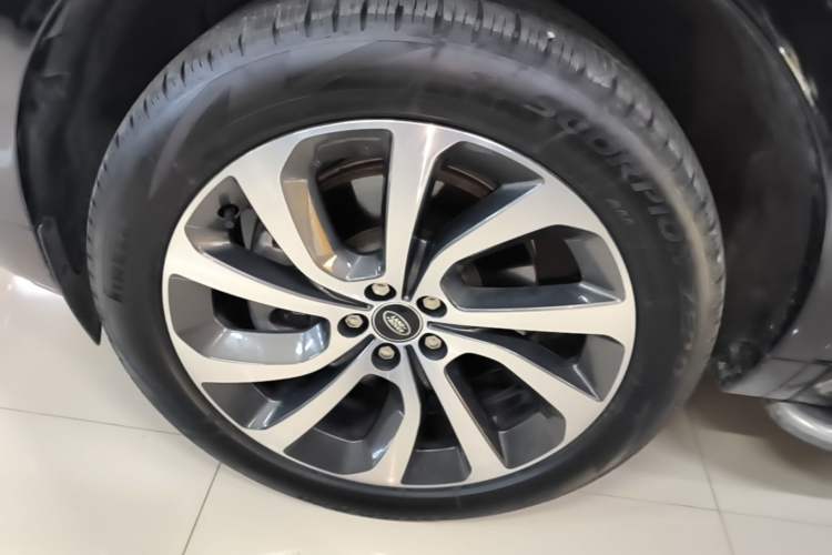 Used Land Rover Discovery Sport 2023 249 PS R-Dynamic S Performance Edition Left Front Wheel Hub